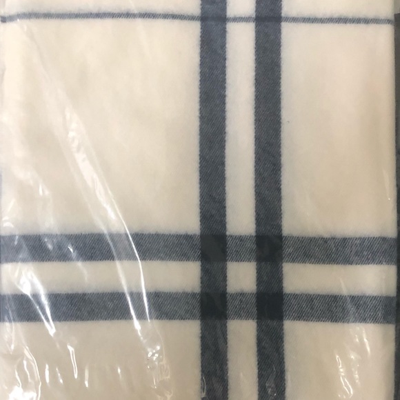 GAP Scarf - Picture 2 of 3